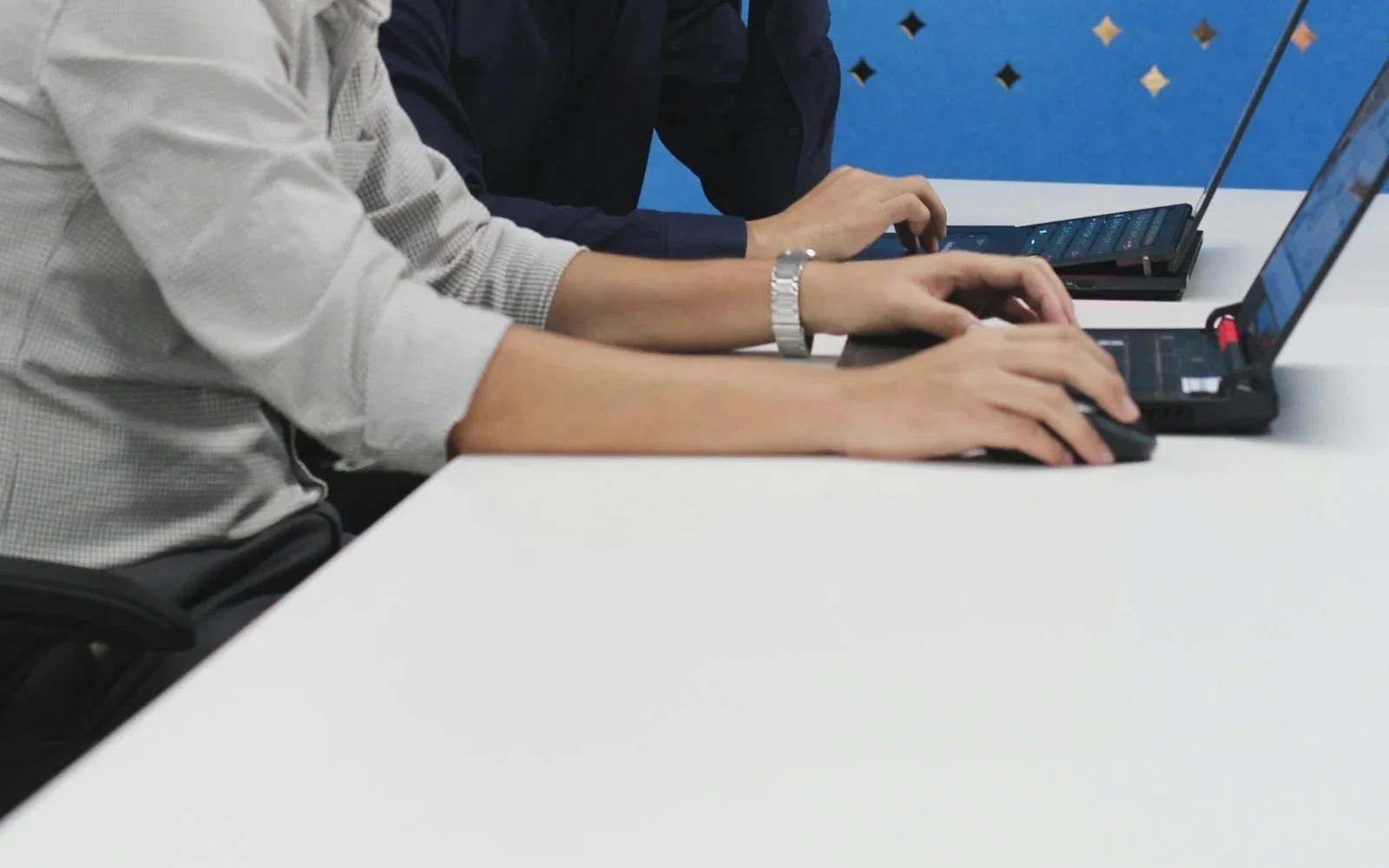 ทีมงานใช้แอป Microsoft 365 Office ร่วมกันบนแล็ปท็อป